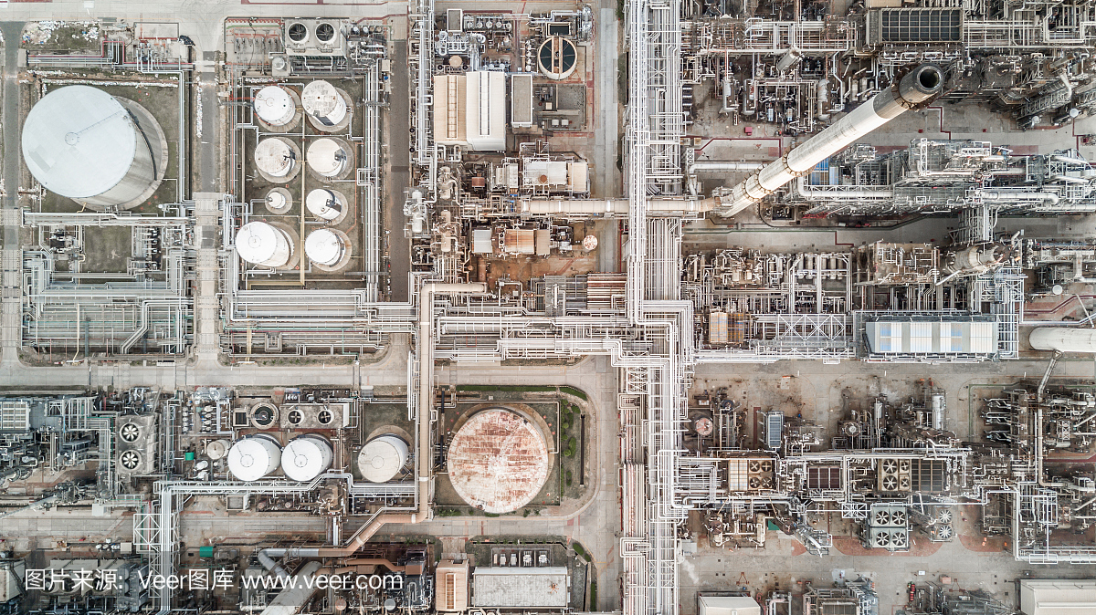 鳥瞰圖油品碼頭是用于存儲(chǔ)石油和石化產(chǎn)品的工業(yè)設(shè)施,準(zhǔn)備運(yùn)輸?shù)竭M(jìn)一步的存儲(chǔ)設(shè)施。