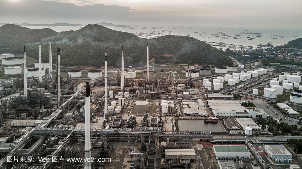 鳥瞰圖油品碼頭是用于存儲(chǔ)石油和石化產(chǎn)品的工業(yè)設(shè)施,準(zhǔn)備運(yùn)輸?shù)竭M(jìn)一步的存儲(chǔ)設(shè)施。