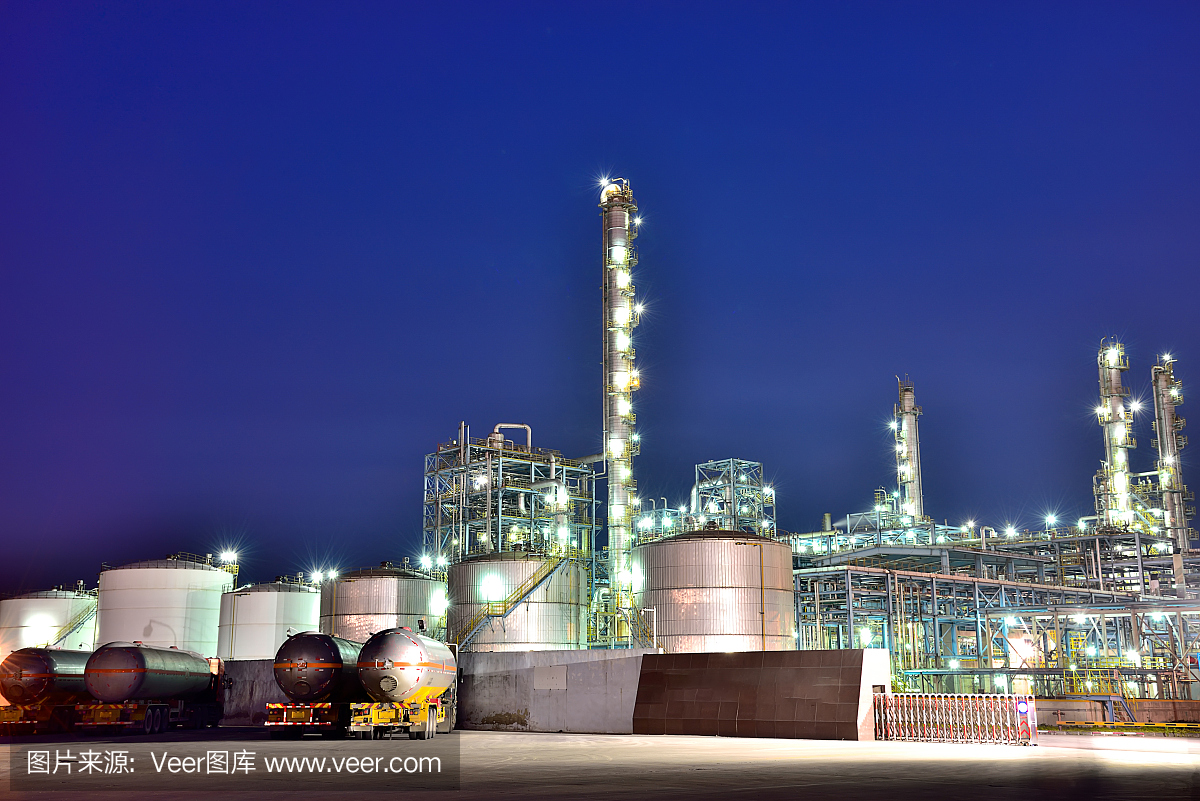 傍晚煉油廠(chǎng)的背景是油罐車(chē)