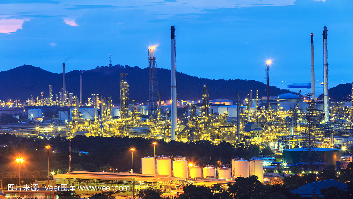 黃昏時(shí)分的煉油廠(chǎng)